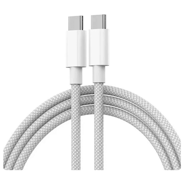 Un cable USB-C con cubierta trenzada de nylon, mostrando su durabilidad y un conector USB-C.