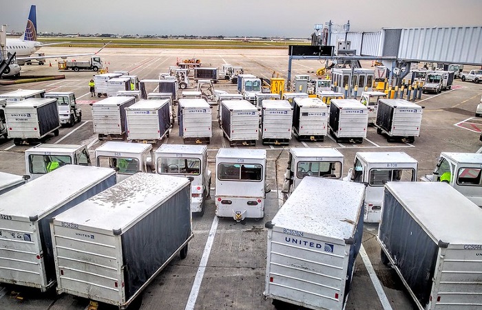 Ilustras - kiriman paket yang ada di Bandara Internasional Chicago O'Hare, Amerika Serikat.