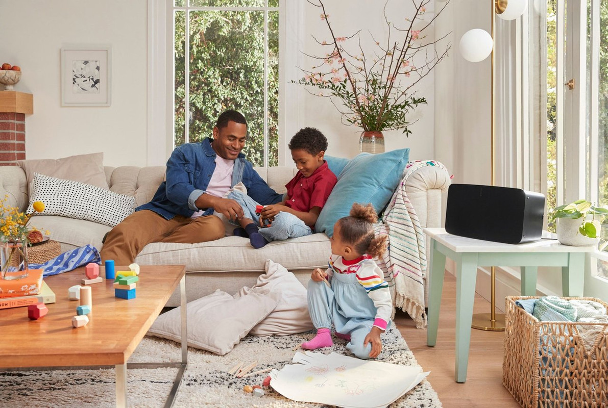Bocina Sonos Five en color negro, mostrando su diseño premium y minimalista.