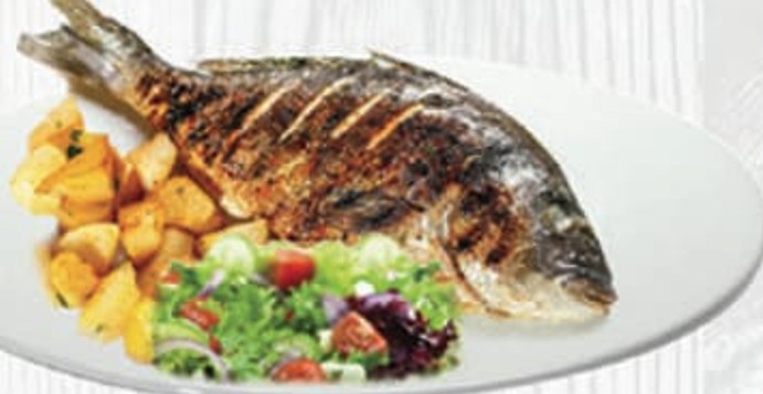 Orata con insalata e patate al forno