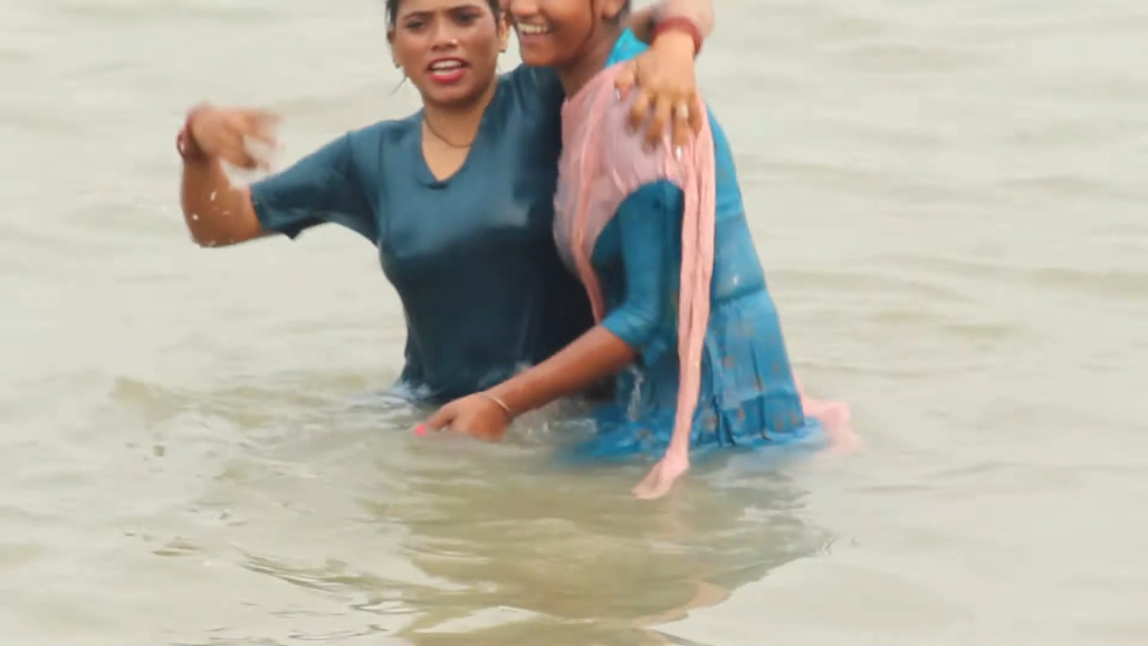 Desi lady open bath without bra in green tshirt showing nipple pokie and navel.mp4_snapshot_00.20.94