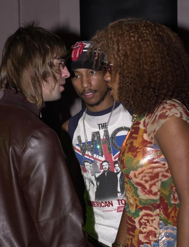 Liam Gallagher & Pharrell Williams at The Q Awards (2000) 📸 Jamie