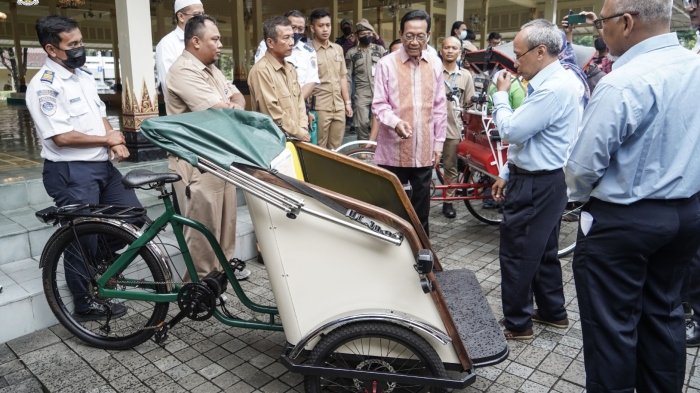 Sri Sultan Hamengku Buwono X saat melihat prototype becak listrik di halaman Kompleks Kepatihan, Yogyakarta, pada Senin (20/03/2023).