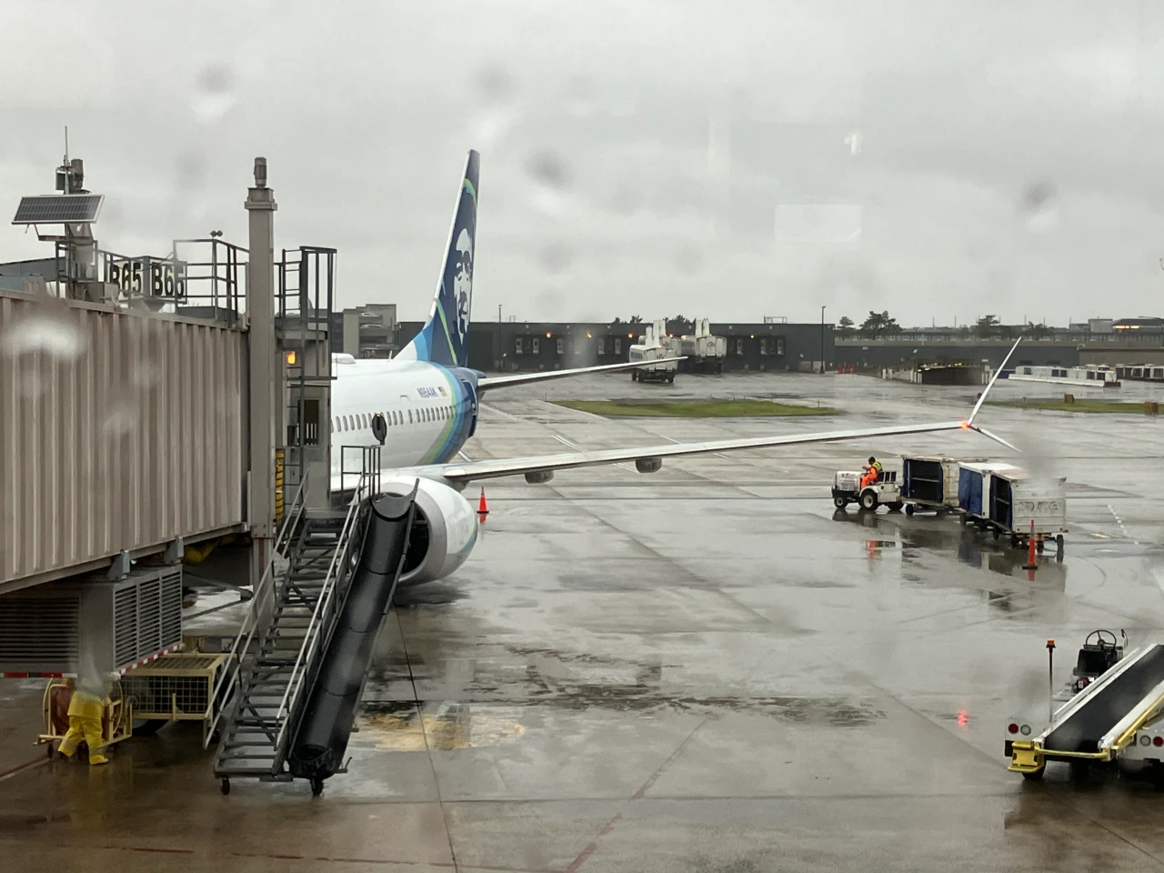 Alaska 737-9 cabin interior