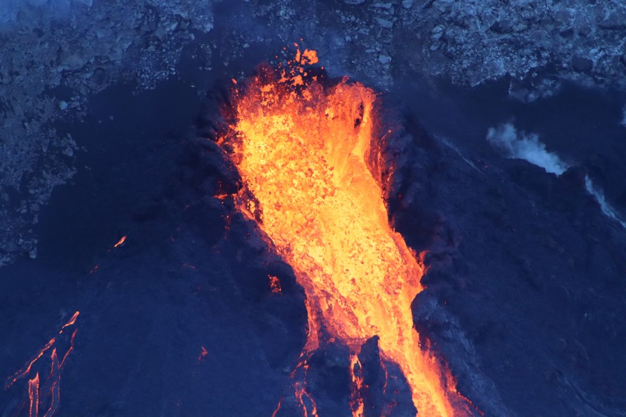 Incredibile Video del raffreddamento lavico del Vulcano Kilauea.