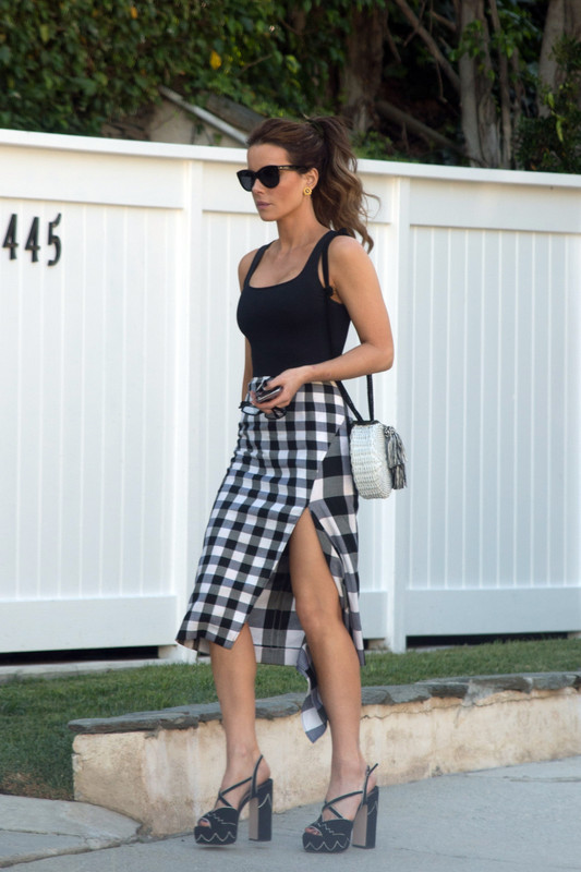 kate-beckinsale-out-in-la-71518-9