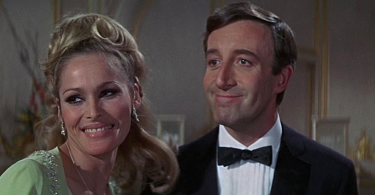 CASINO-ROYALE-PETER-SELLERS-URSULA-ANDRESS-1-A-FOTOR.jpg