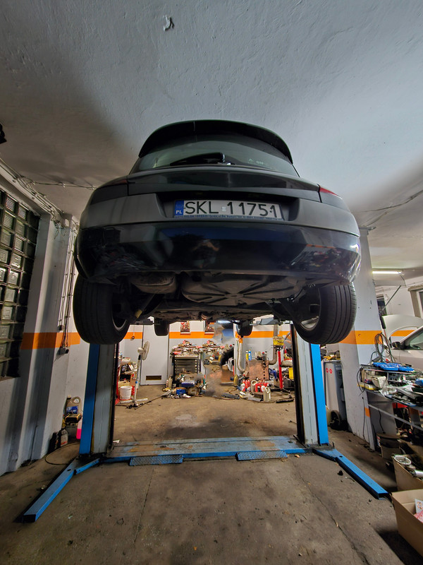 Z tyłu na podnośniku