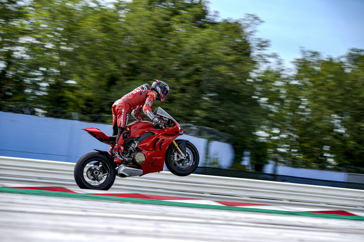 Супербайк Ducati Panigale V4 2022