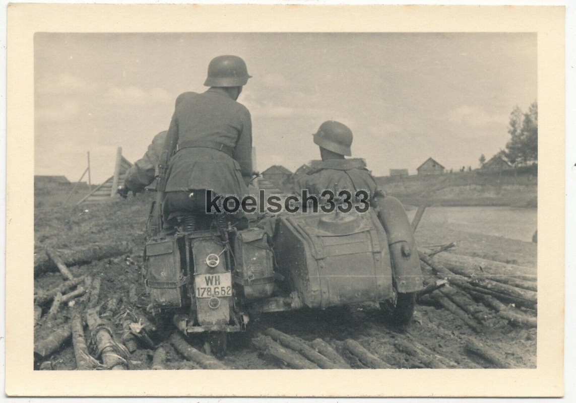 Foto Kradschützen der Wehrmacht mit Motorrad auf dem Vormarsch an der Ostfront 1941