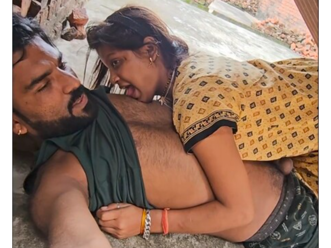 Desi village couple husband licking her pssy and boobs closeup