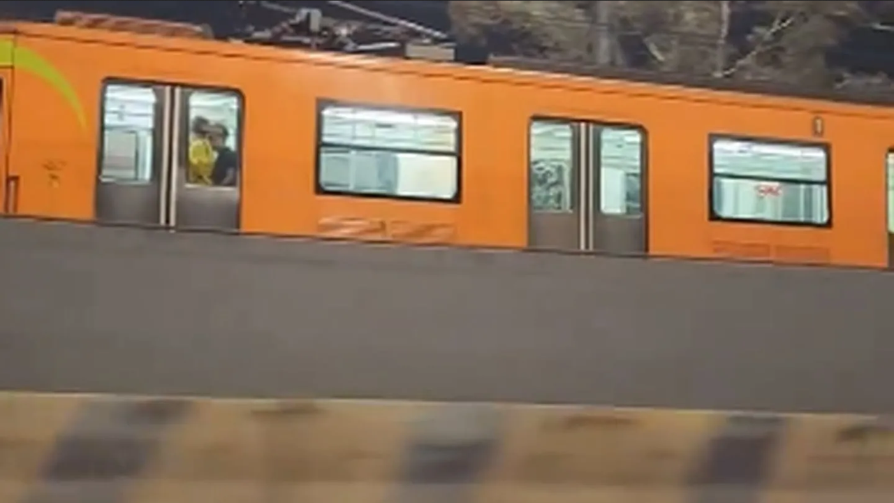 Video viral: Pareja protagoniza escena íntima en vagón del Metro de la Línea A
