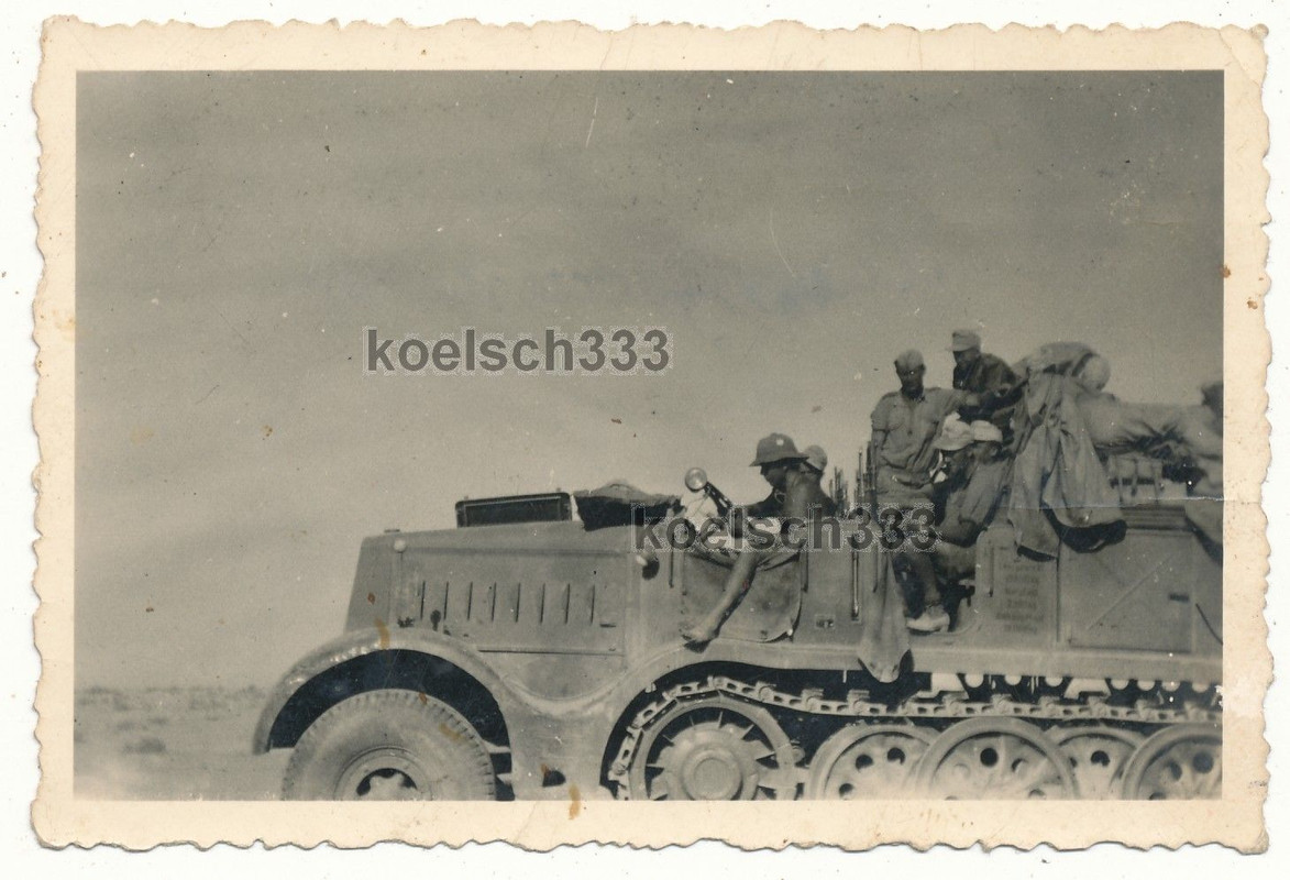 Foto Afrika Korps Kämpfer auf der Panzer Halbkette in der Wüste 