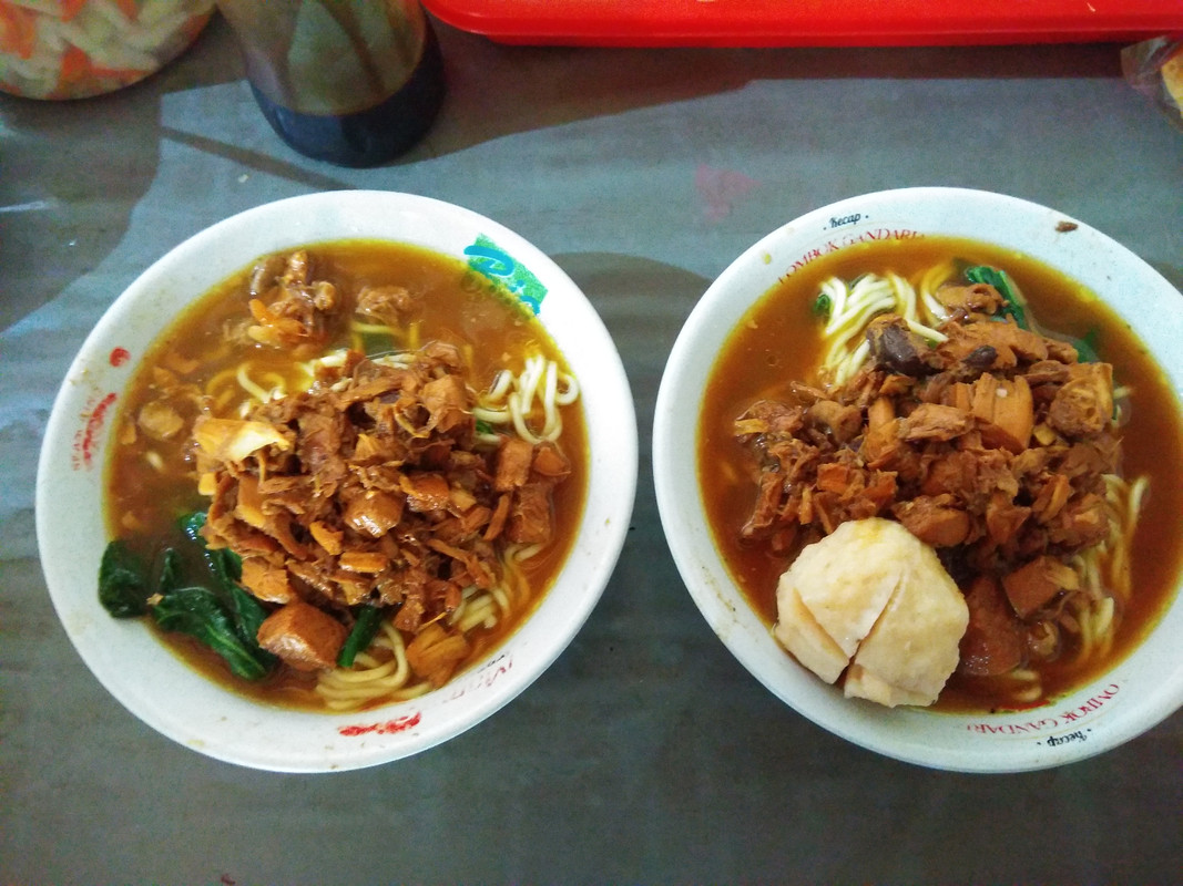 Satu porsi mie ayam dan mie ayam bakso (mieso) di Mie Ayam Adik Dewi, Rabu (21/8/2019).