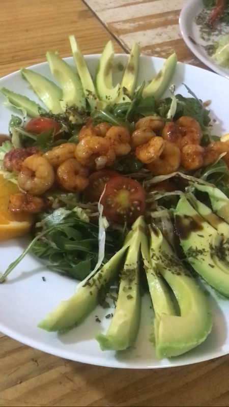 Ración de ensalada tropical