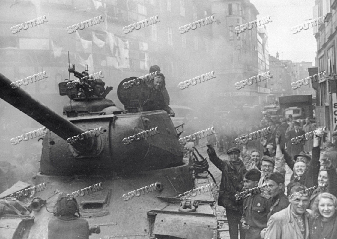 Жители города Моравска-Острава приветствуют бойцов советской арм