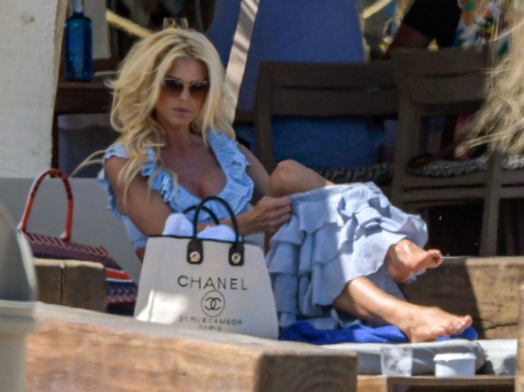 Victoria-Silvstedt-Upskirt-STARS-com-12