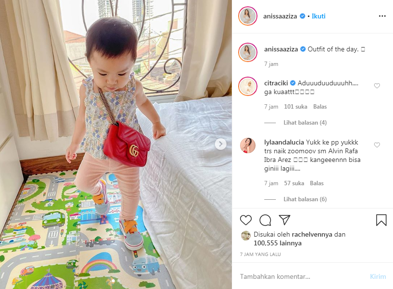 Alinea Ava Nasution bergaya menggunakan tas Gucci berwarna merah