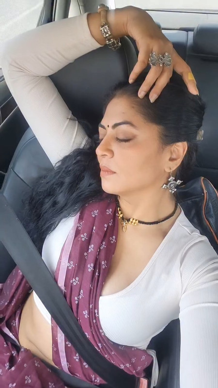 Kavita kaushik sexy navel and boobs in maroon and white saree.mp4_snapshot_00.00.222