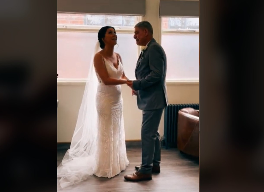 Padre se emociona al ver a su hija con su vestido de novia