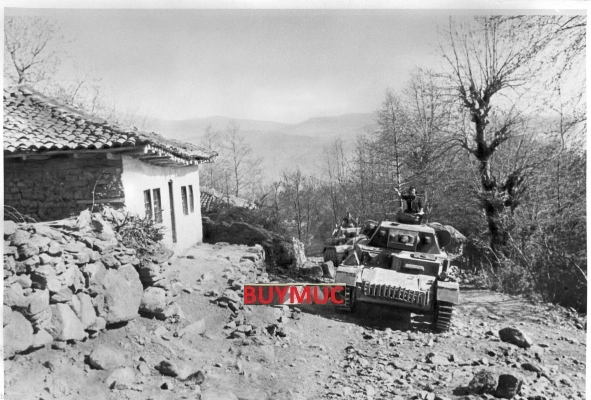 LARGE FOTO GREECE PANZER TANK RÜCKEN VOR