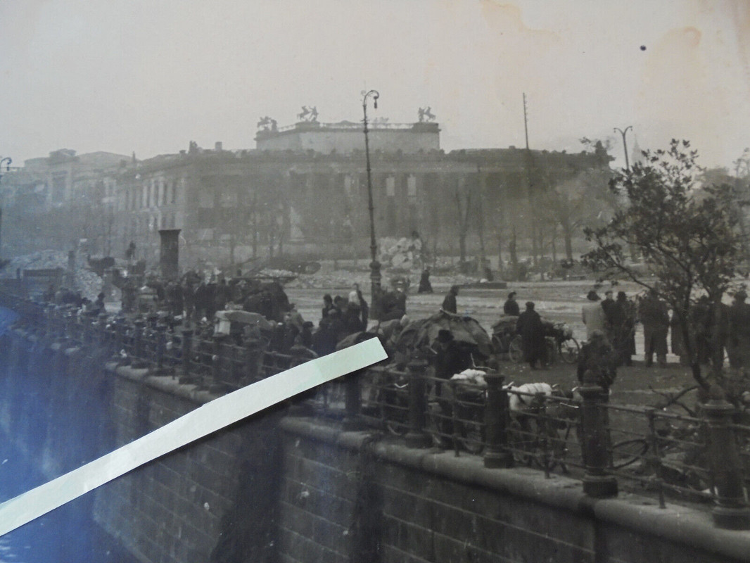 Berlin 1945 orginales zeitgenöss. russ. Archivfoto - Flüchtling an Museumsinsel