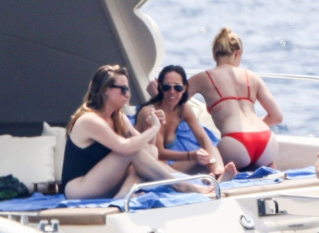 amber-heard-in-bikini-at-a-yacht-on-amalfi-coast-07-27-2019-12