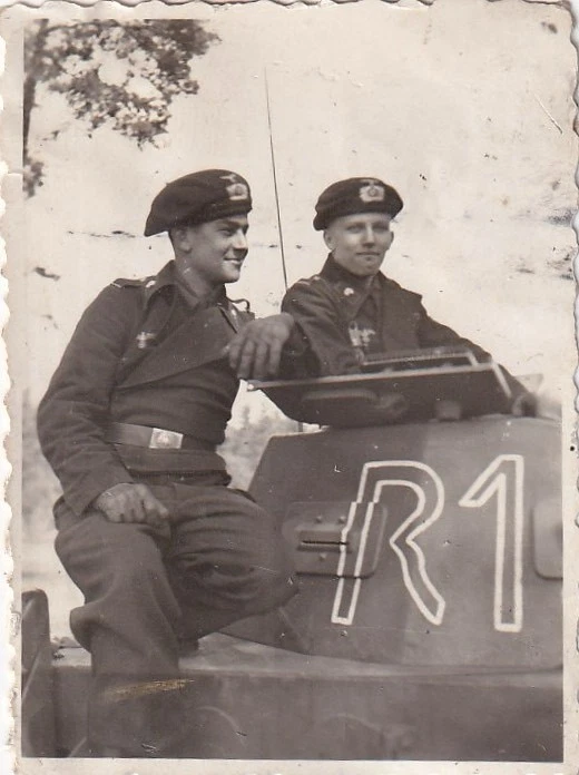 kleines Foto Panzermänner mit Panzerbarett auf Panzer 2 WK