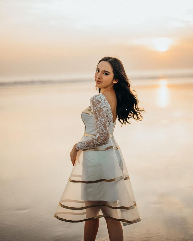 Potret cantik Lyodra saat liburan ke sebuah pantai.
