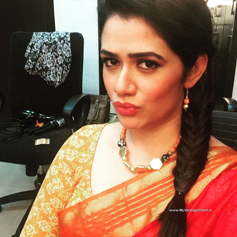 2-Girija-Oak-Godbole-Photos-Wallpapers-in-Red-Saree-My-Vantage-Point