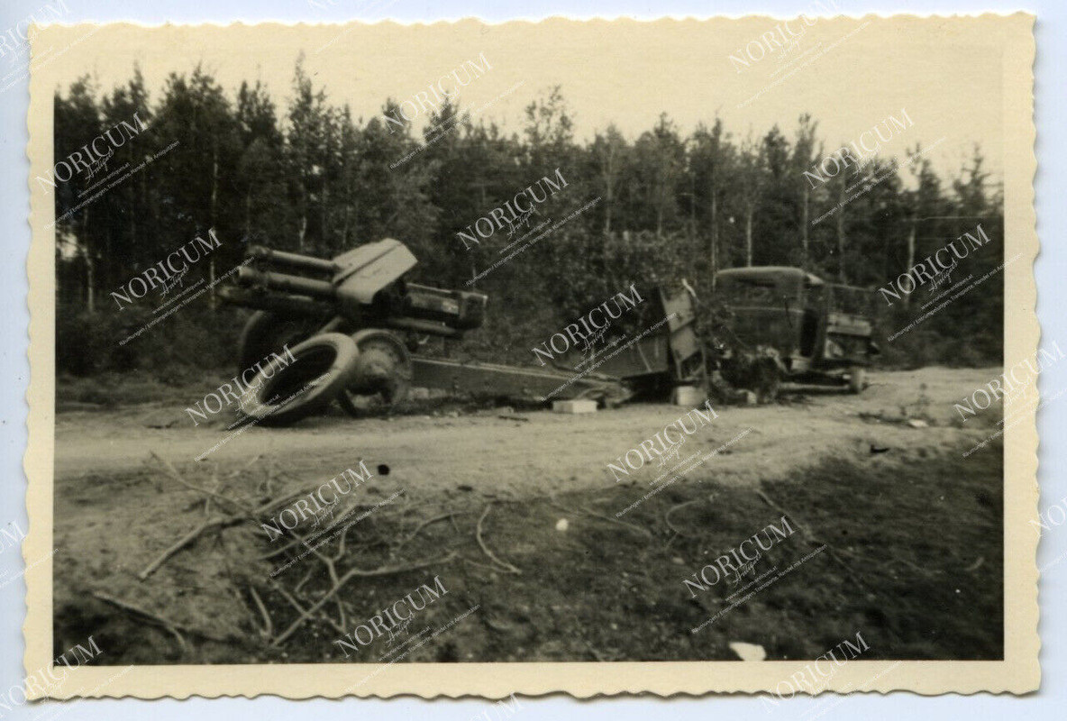 Foto zerstörte russische Artillerie vor Porchow Russland Pskow Kanone PKW