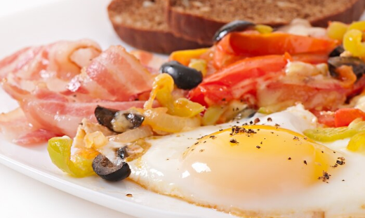 Ternera con huevos y pimientos