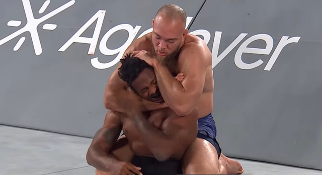 Валтер Уокър удуши Зайън Кларк за 2:30 минути