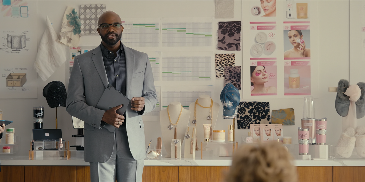 Hacks.(2021).S03E02.Better.Late.1080p.10bit.HMAX.WEB-DL.DDP5.1.HEVC-Vyndros.mkv_snapshot_00.35_[2024