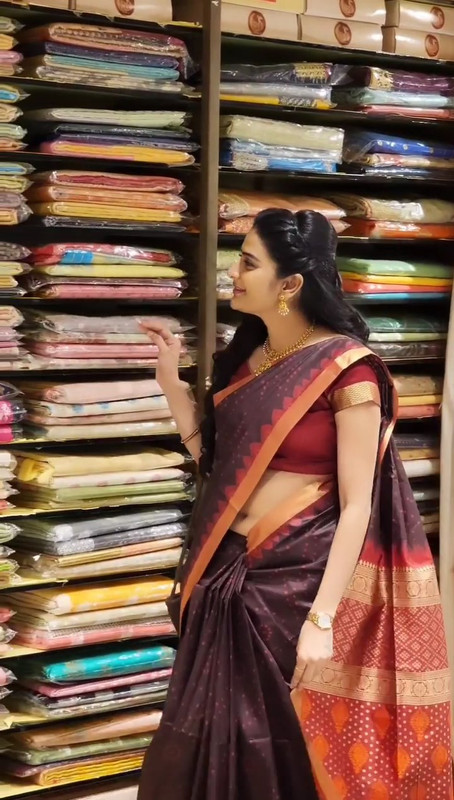 Hot Tamil Girl Sexy Navel Side view in marroon design saree.mp4_snapshot_00.00.928