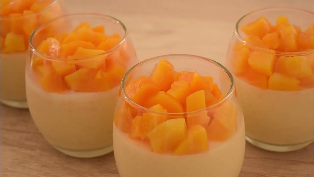 Disfruta de un delicioso postre, mousse de durazno, ideal para los días de calor