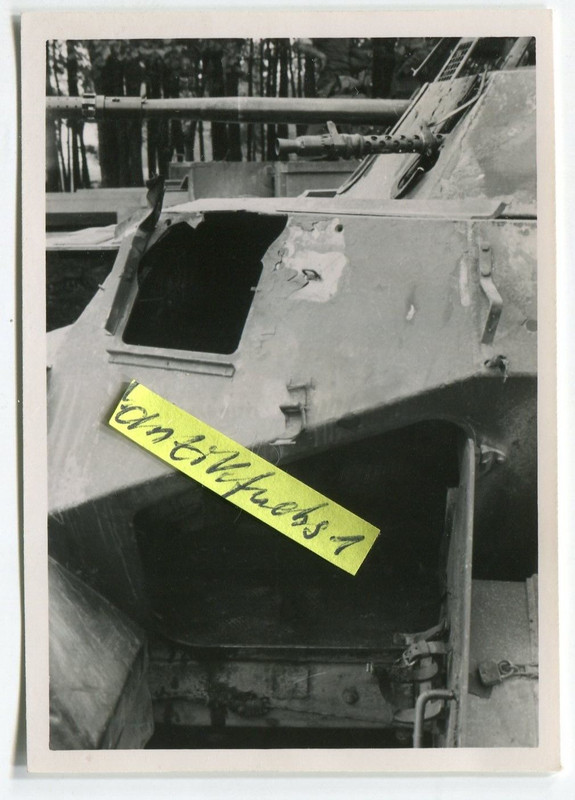 Deutscher SPW  Schützen-Panzer mit Treffer im 2.