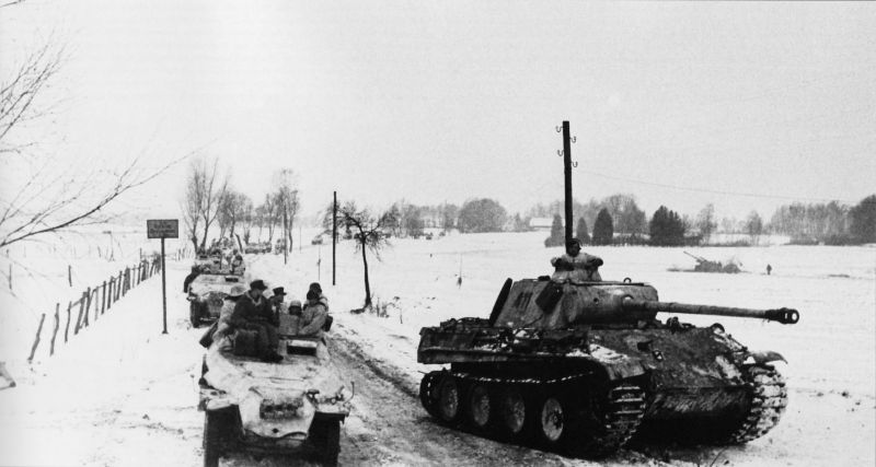 Подразделения немецкой 5-й танковой дивизии выдвигаются для контратаки против советских войск. Район