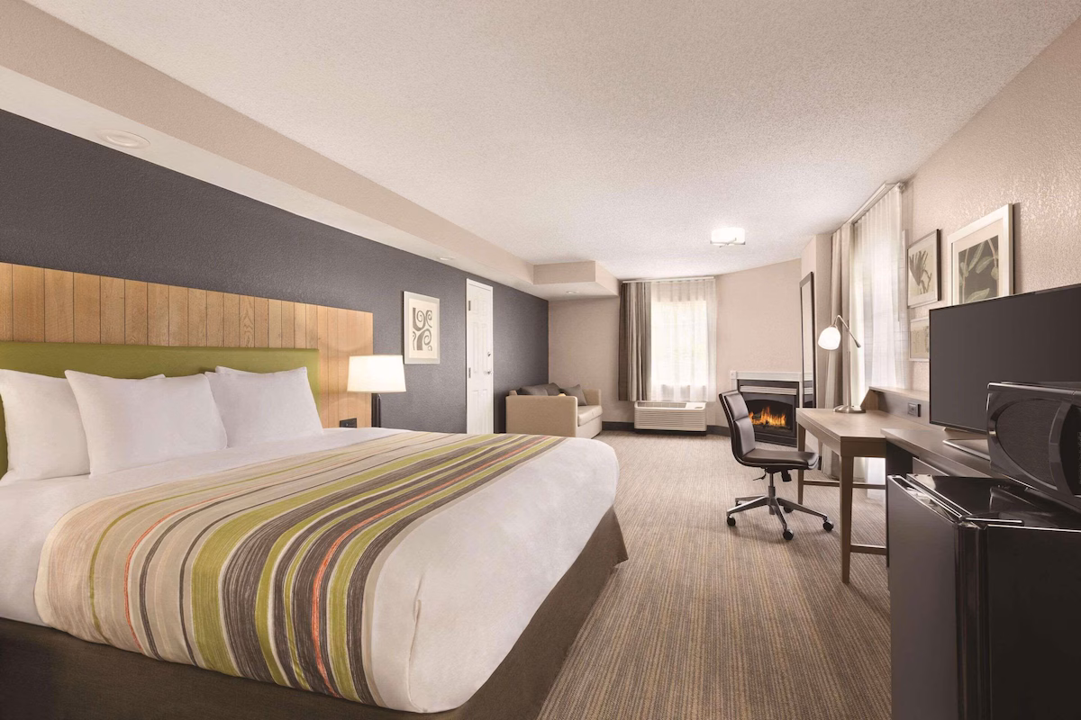 Country Inn and Suites seating area