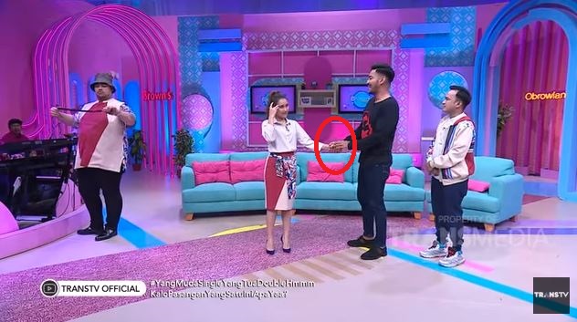 Robby Purba gandeng tangan Ayu Ting Ting