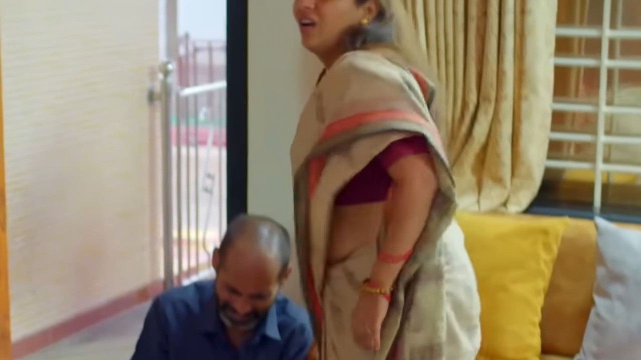 chubby serial actress sexy navel slips in saree.mkv_snapshot_00.38.650