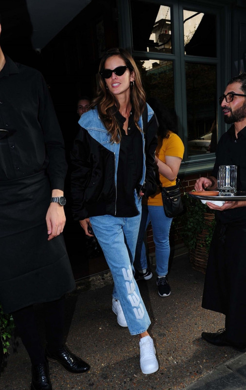 izabel-goulart-at-ivy-chelsea-garden-09-15-2018-4