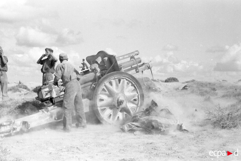 1942, ноябрь. Немецкие артиллеристы при Эль-Аламейне.