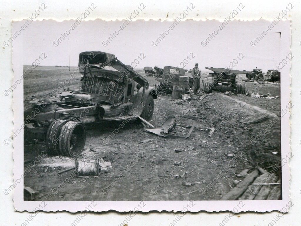 Foto, zerstörte Fahrzeuge nach Flugzeugangrif an