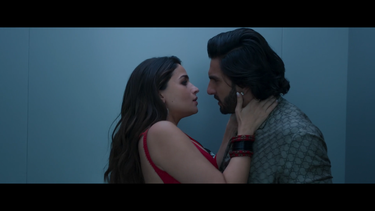 Rocky Aur Rani Kii Prem Kahaani 2023 - by Telly - VLC media player 08-09-2023 14_05_25