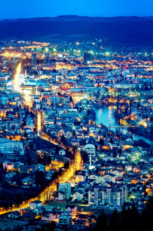 Banja Luka ponoči z osvetljenim mestom