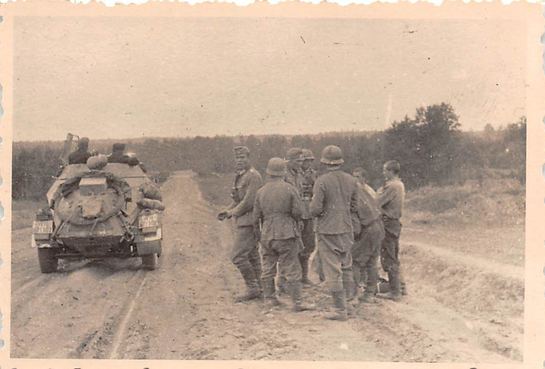 Panzerspähwagen bei russischer Gefangenen Minsk 