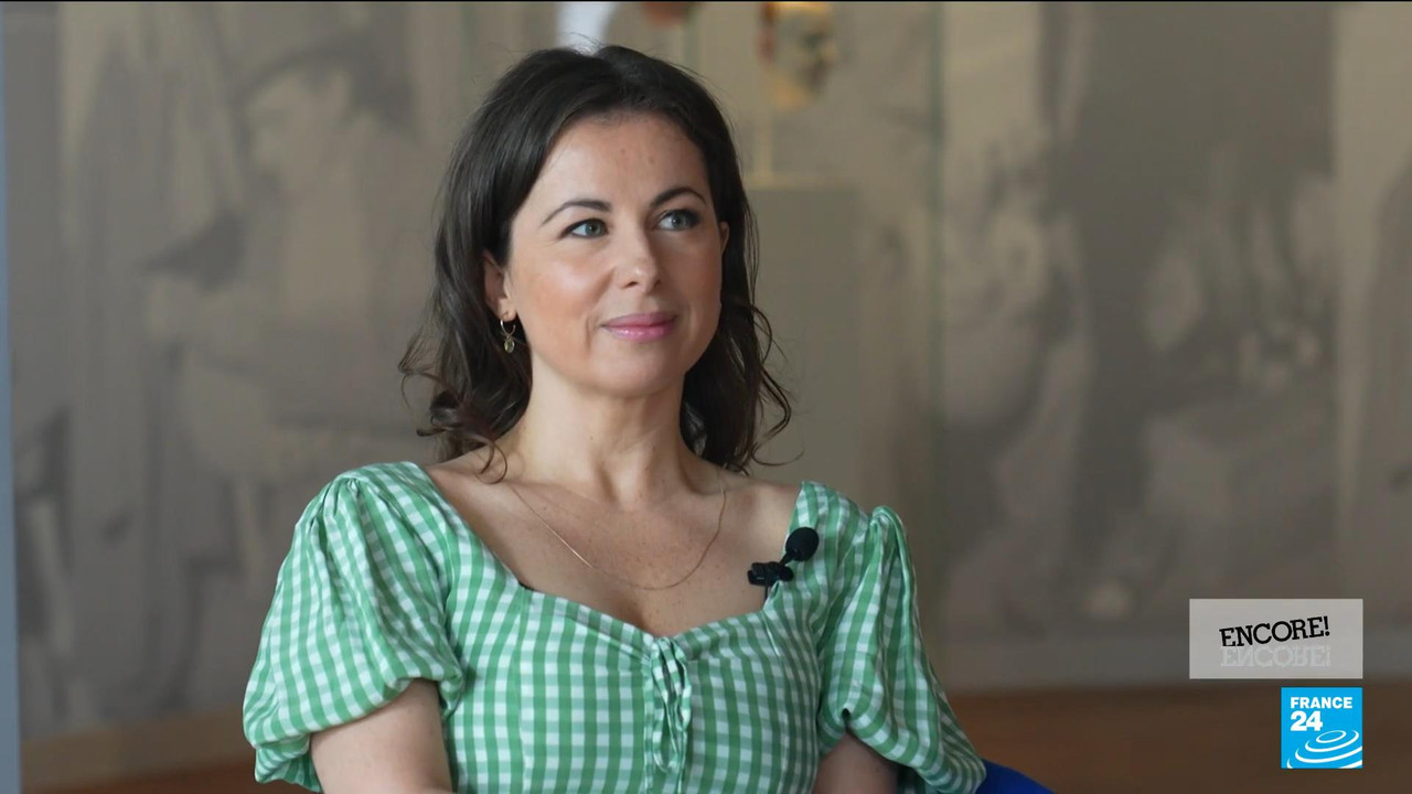 Jeff Koons on juxtaposing the ordinary with the opulent • FRANCE 24 English.mp4_snapshot_09.39_[2021