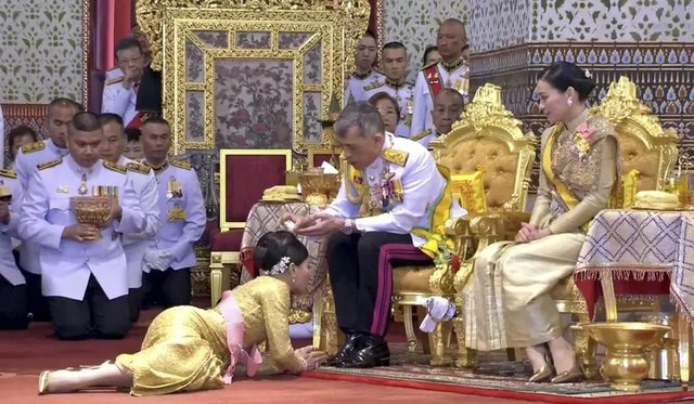 https://i.postimg.cc/bvBv7nb4/aptopix-thailand-king-coronation-33373-c0-108-2000-1274-s885x516.jpg