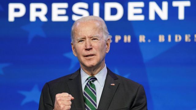 La salud mental de Joe Biden es cuestionada; habla solo y saluda “al aire”